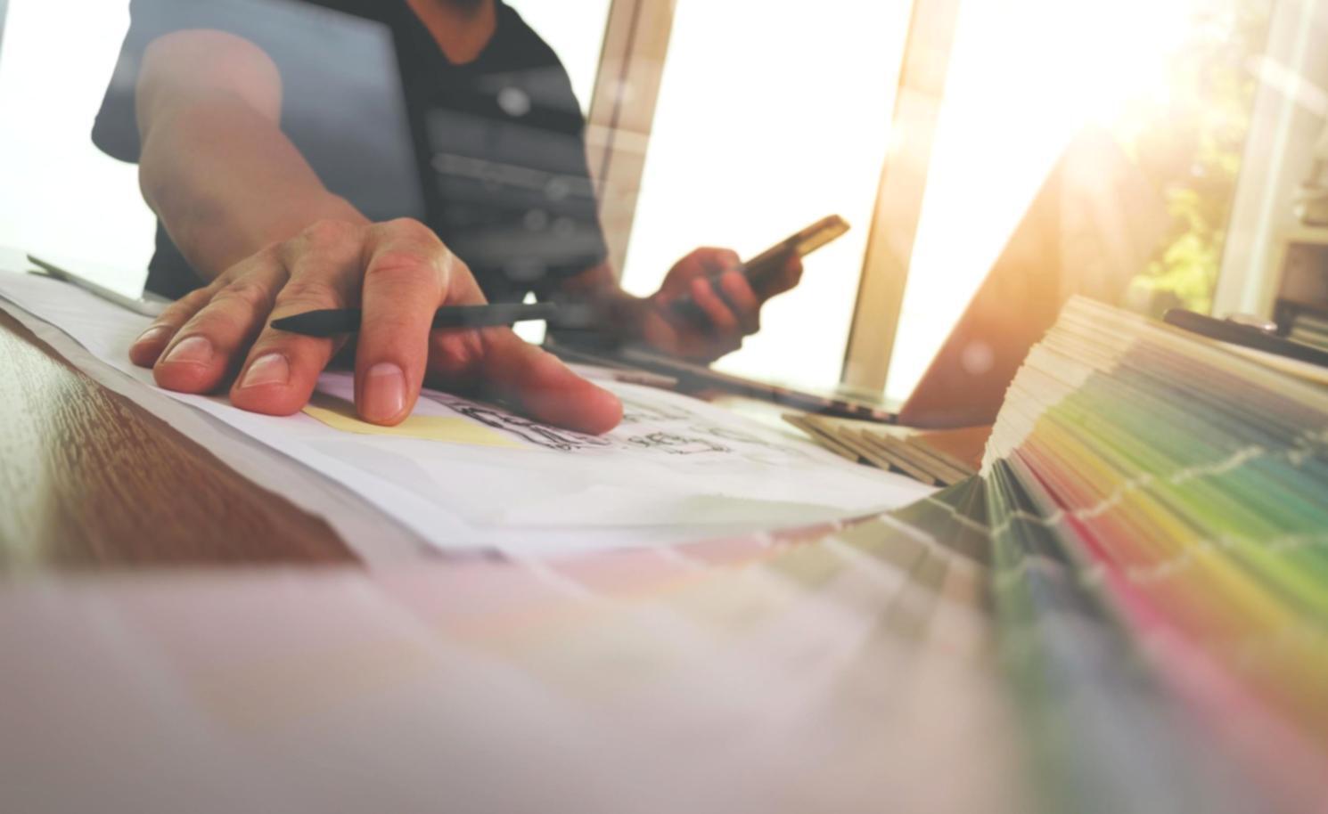 Werkomgeving met financiële data-analyse